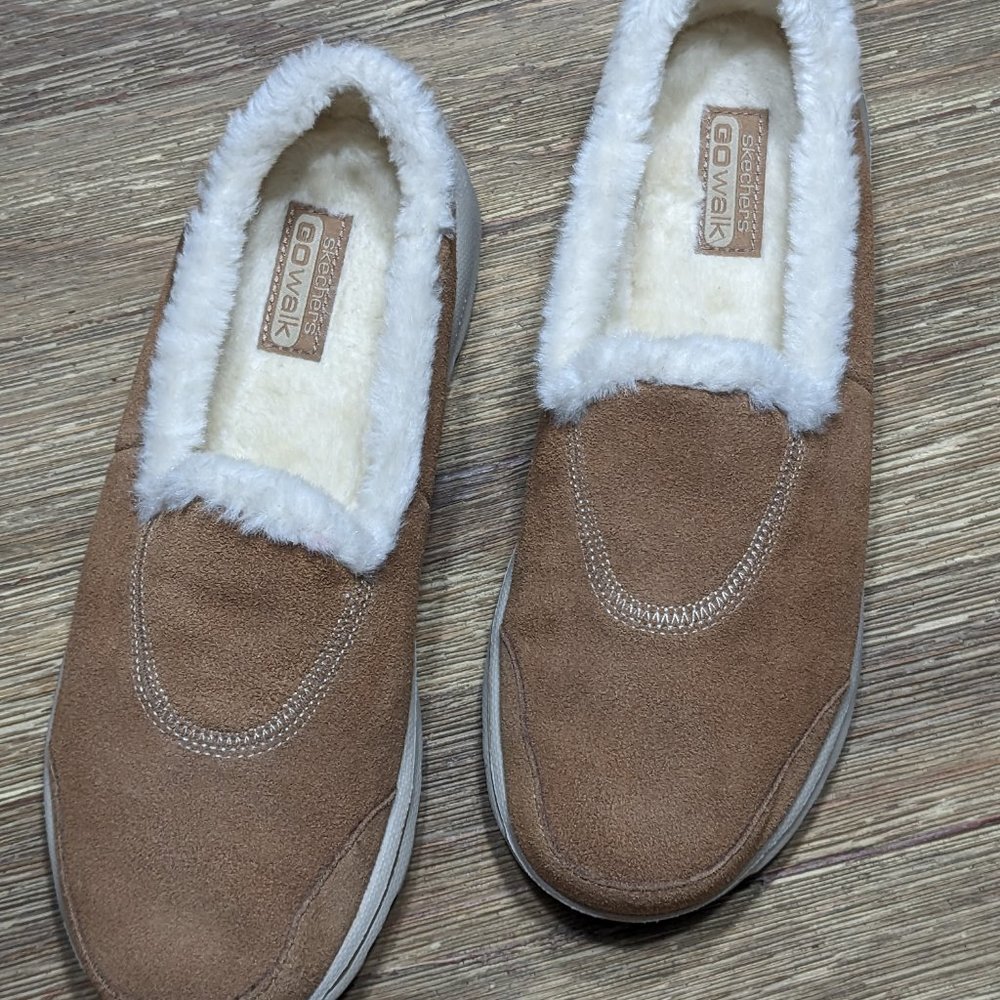 Skechers Go Walk Women’s Pull on Chestnut Suede Upper with Faux Fur Lining
